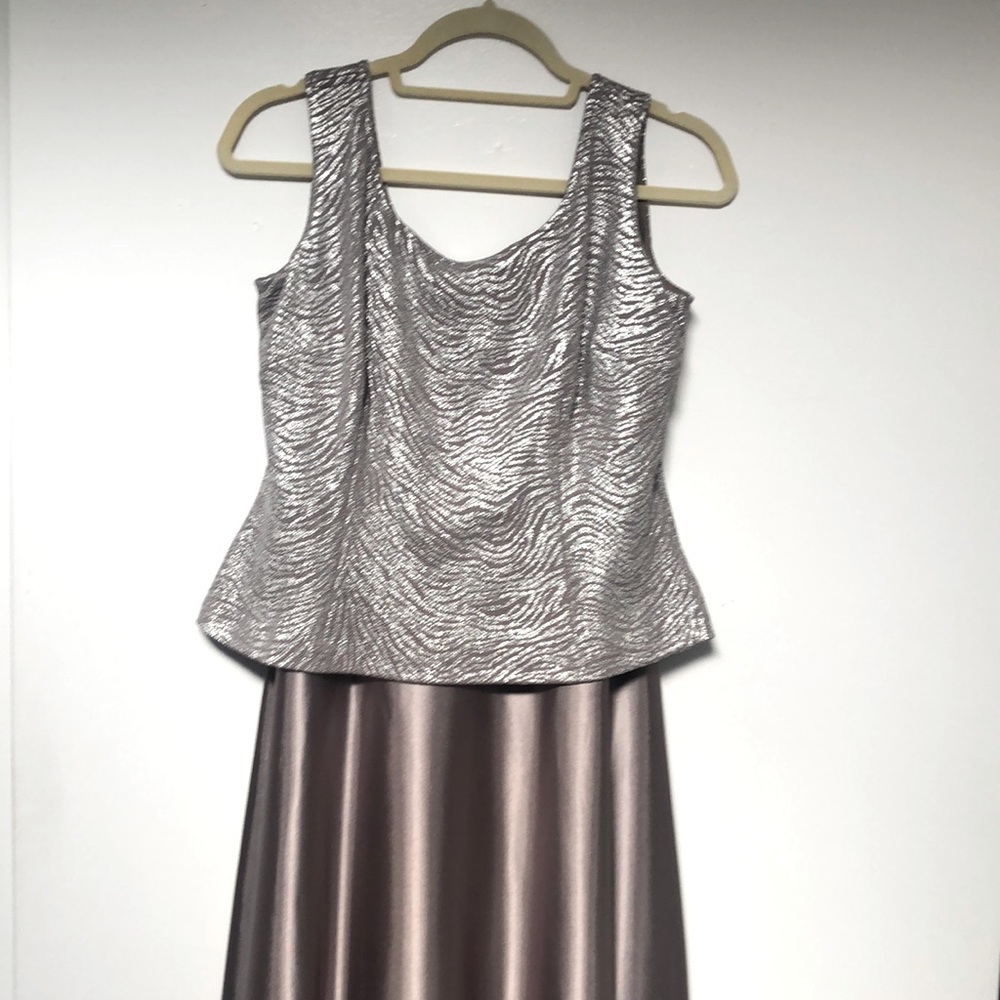 Elegant gown/evening wear in silver. CACHE size 10.one piece with bodice. EUC